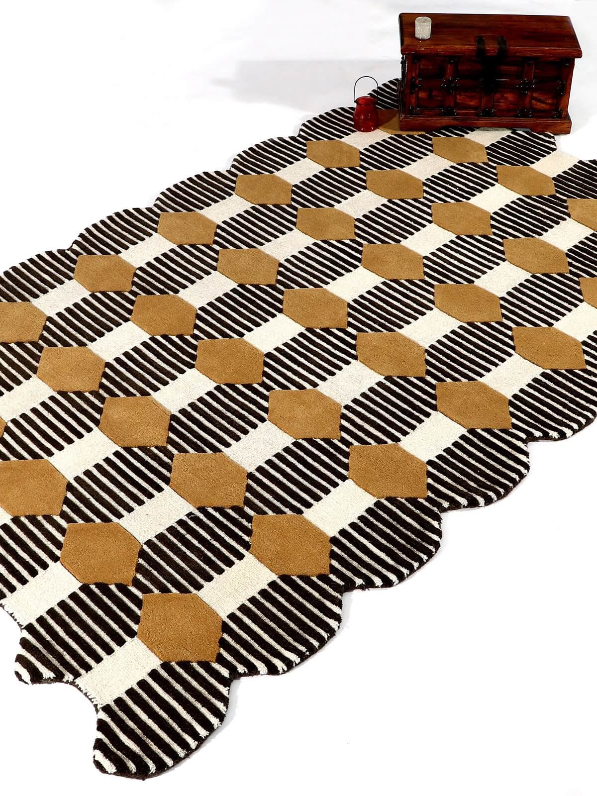 Wool rug with geometric pattern