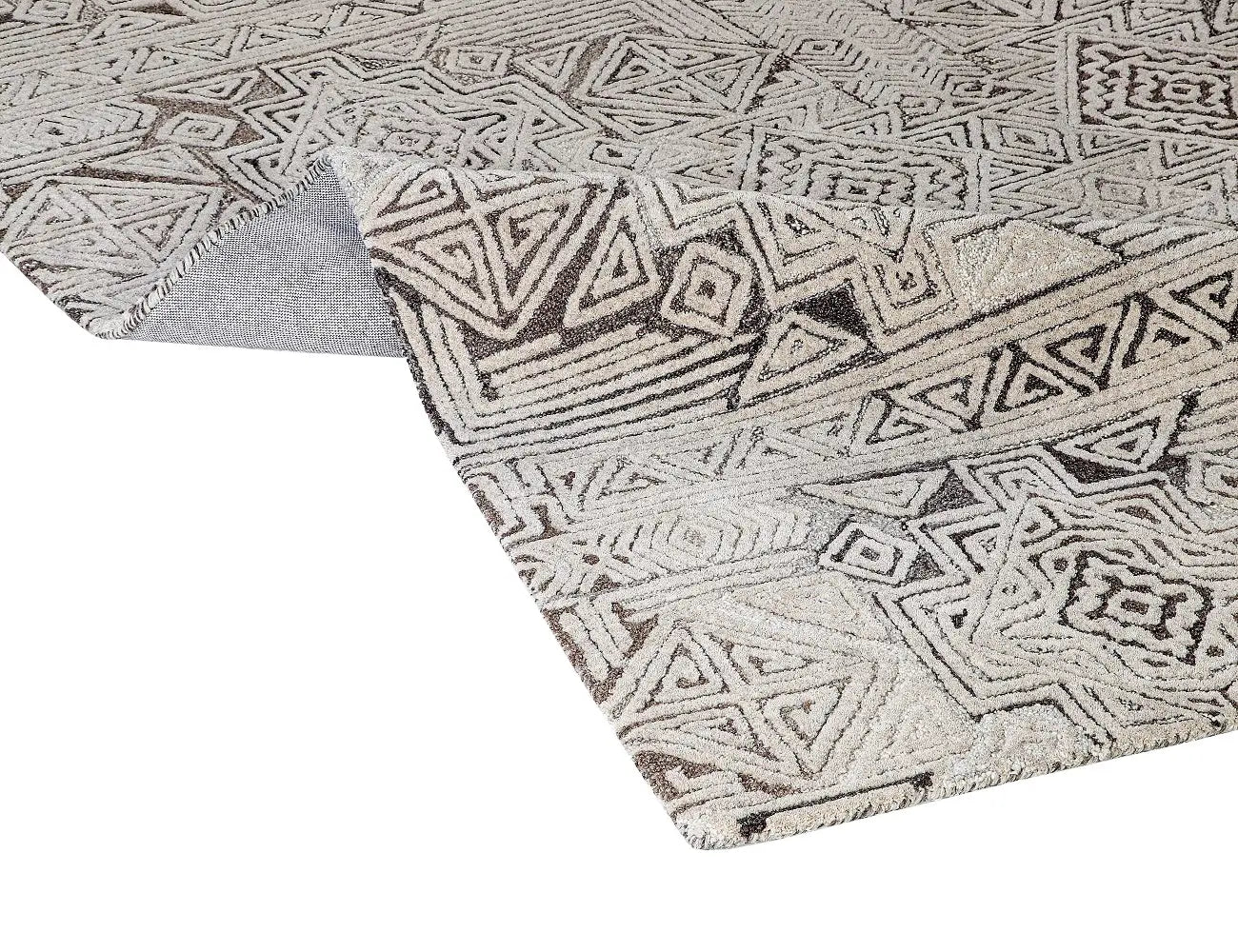 hand tufted patterned rug with geometric design